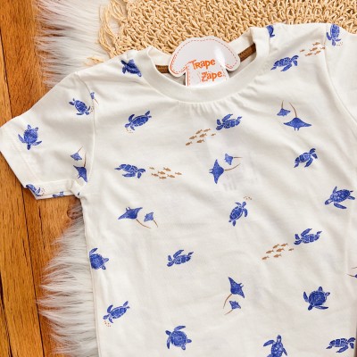 Conj. Camiseta Tartarugas com Arraias e Bermuda - Off White, Azul Jeans e Ferrugem